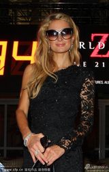 组图：帕丽斯-希尔顿与男友当众热吻秀恩爱