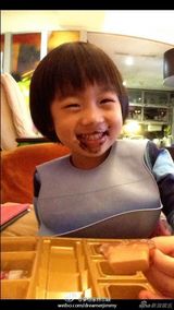 组图：Kimi成长全纪录 和妈妈啃饼干跟爸爸学车