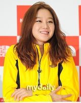 组图：孔孝真休闲装出席品牌活动 笑容明朗