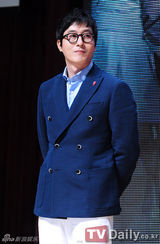 组图：朴真熙露背黑裙亮相《龟岩许浚》发布会