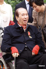 组图：何鸿燊获颁大紫荆勋章 神采奕奕携全家出席