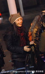 幻灯图：姚晨夜逛南京路 街边合影留念兴致高