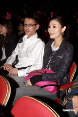 幻灯：郑秀文许志安相拥献唱 梁洛施李嘉欣捧场