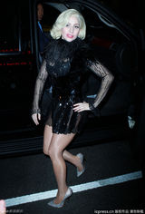 组图：GaGa透视短裙下体隐现 下车不忘摆pose