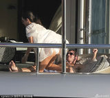 组图：毒舌评委西蒙带女友散心 准妈频抬腿勾魂