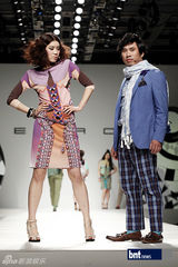 组图：韩国笑星名模齐聚亮相慈善时装秀