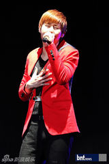 组图：韩团f(x)EXO-M等亮相上海K-POP音乐演唱会