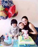 张柏芝穿睡衣享亲子时光 Lucas骷髅装得意抢镜