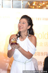 组图：叶倩文女神装扮宣传个唱 扭腰搏命练舞