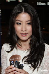 组图：陈慧琳蕾丝装优雅 徐濠萦单肩裙配皮手套