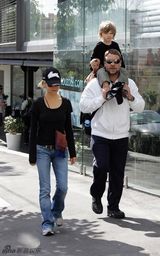 拉塞尔-克劳全家出游 铁汉也有浓情时