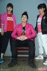 组图：潘玮柏摇下体跳哈林摇 对新恋情没有期待