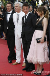 高清组图：《为父寻仇》首映西恩-潘摆酷 格温助阵