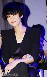 组图：苗圃混搭面料看秀尽显魅惑