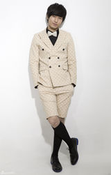 组图：成毅英伦波点控 低调华丽王子范儿