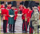 组图：凯特王妃怀孕见肚 亲自弯腰拔鞋跟