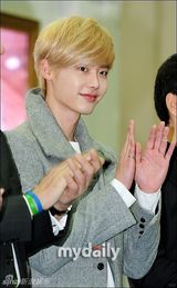 组图：韩星李钟硕助阵公益 金发帅气萌态毕露