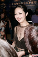 组图：杨千嬅透视装亮相自嘲平胸没看头