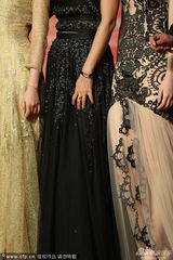 组图：上海电影节红毯 《咒丝》剧组集体亮相