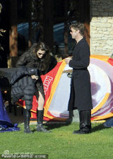 组图：皮特朱莉森林豪宅悠闲度假 带孩子草坪露营