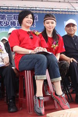 组图：徐若瑄为妈妈当开球大使 只谈棒球避谈男友