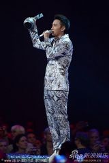 组图：韩庚摘EMA全球艺人奖 花纹西装帅气