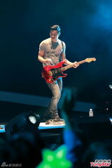 组图：苏打绿演唱会脱衣助兴 王菀之任嘉宾献唱