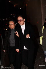 组图：陈自强为母亲设灵 林凤娇代表成龙致祭