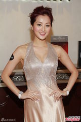 组图：张名雅性感秀事业线 计划卸任港姐发展路