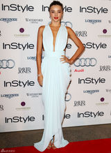 高清组图：超模米兰达-可儿性感淡蓝色礼服亮相