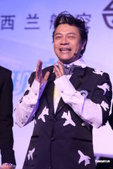 组图：蔡康永衣服贴满飞机亮相 台上耍宝又唱又跳