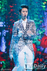 组图：《M Countdown》2NE1夺冠 金宇彬主持