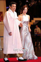 组图：韩国大钟电影节颁奖 文正熙携南宫元亮相