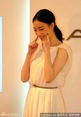 组图：倪妮白裙代言气质优雅宛若女神