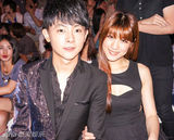 组图：张皓然出席时装秀与悦悦十指相扣