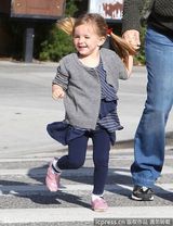 组图：詹妮弗加纳肚大如箩将生 女儿很萌很可爱