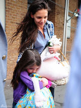 组图：6岁苏瑞可爱现身 花裙抢眼毛绒玩具不离身