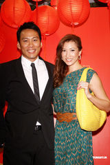 组图：何妤玟补请婚宴穿百万婚纱 婚后不急做人