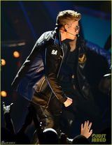 组图：比伯黑超酷帅秀纹身 密室演唱具未来感