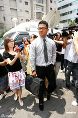 幻灯图集：贾静雯孙志浩正式被判离婚 法庭外遭堵