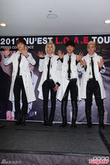 组图：NUEST四缺一抵台开唱 卖萌撒娇钓粉丝