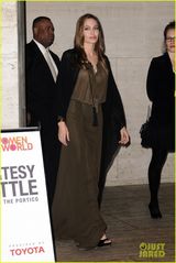 组图：朱莉飘逸薄纱似女神 隐约现底裤性感