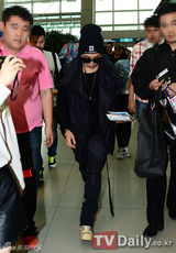 组图：韩团BigBang赴新加坡开唱 TOP带伤亮相