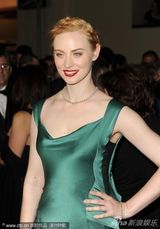 组图：安妮斯顿助阵导演工会奖 黑裙携男友秀恩爱