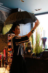 组图：张歆艺巴黎时装周抽空闲逛市场狂购