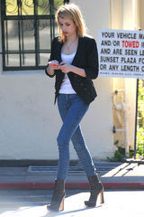 高清组图：艾玛-罗伯兹街拍 小西装外套搭配潮鞋