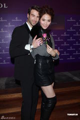 组图：林莉与男模揽腰面贴面自觉不够性感