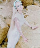 组图：英国真人芭比走红网络 男友爱其与众不同