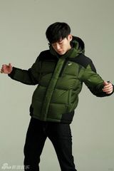 组图：李钟硕代言服装品牌拍冬装广告写真