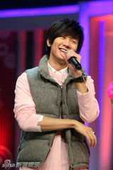 幻灯图：林俊杰分享新歌与粉丝互动 上演模仿秀